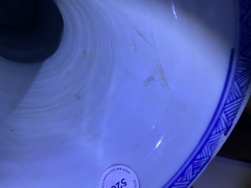 Un vase de forme 'yenyen' en porcelaine de Chine en bleu et blanc, Kangxi